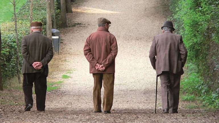 Anziani, i centenari sono il nuovo ceto sociale d’Italia