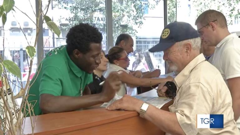 Messina, i migranti di “Casa Ahmed” accolgono i croceristi al porto